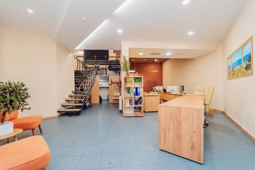 3-bedroom office, 211 m² — Image 1