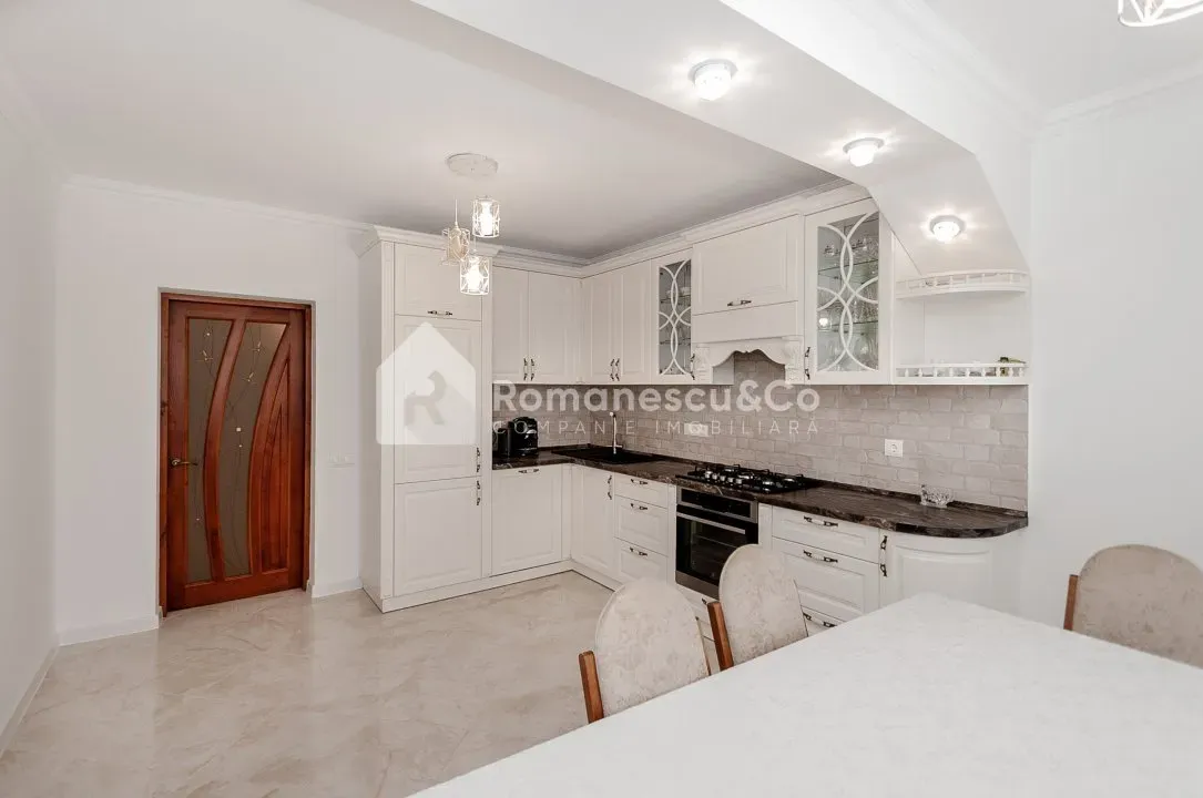 3-этажный дом, 4 комнаты, 209 м² — Изображение 2