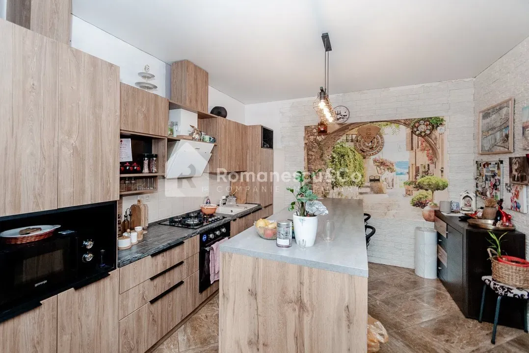 3-etaje casă, 4 camere, 240 m² — Imagine 2