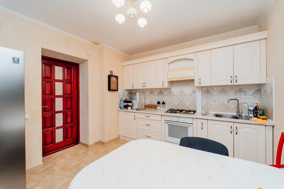 2-etaje casă, 4 camere, 250 m² — Imagine 2