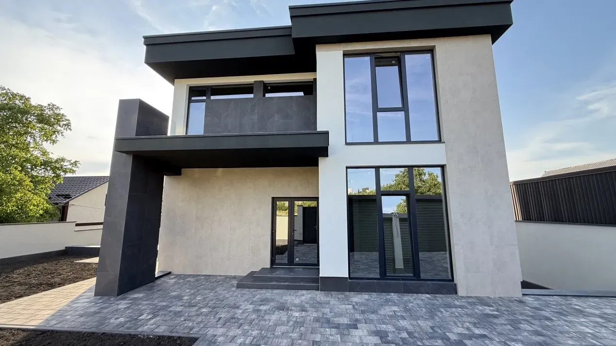 3-etaje casă, 4 camere, 200 m² — Imagine 1