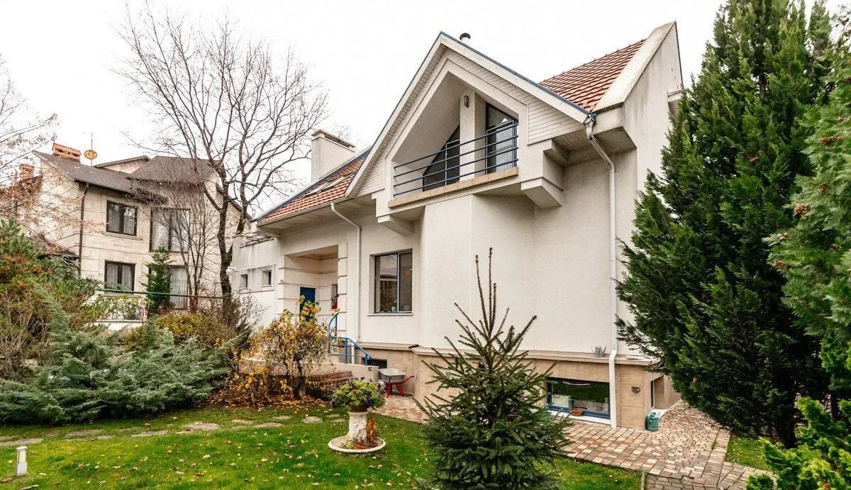 3-этажный дом, 4 комнаты, 300 м² — Изображение 1