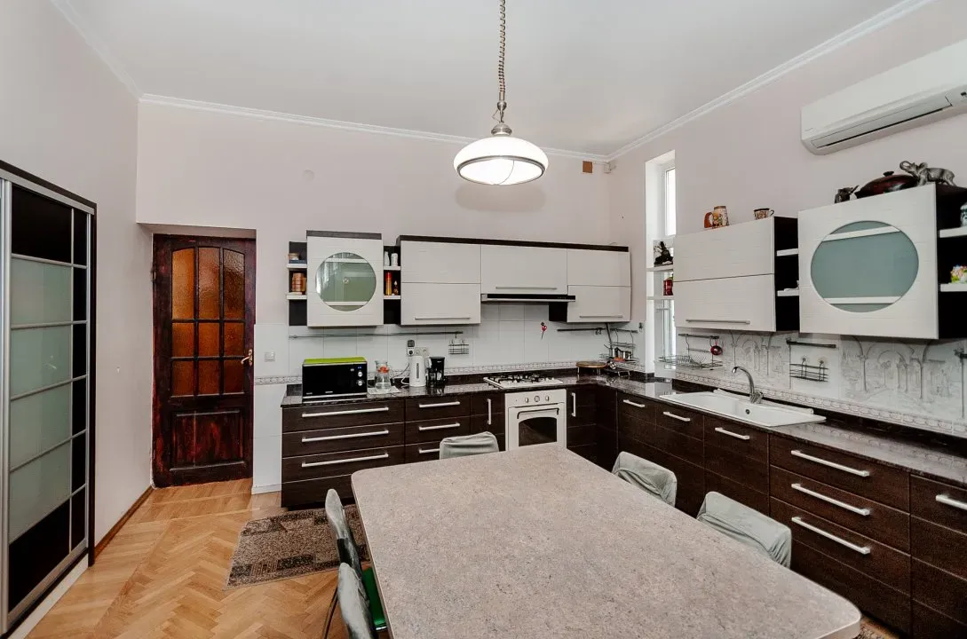 4-etaje casă, 6 camere, 258 m² — Imagine 2