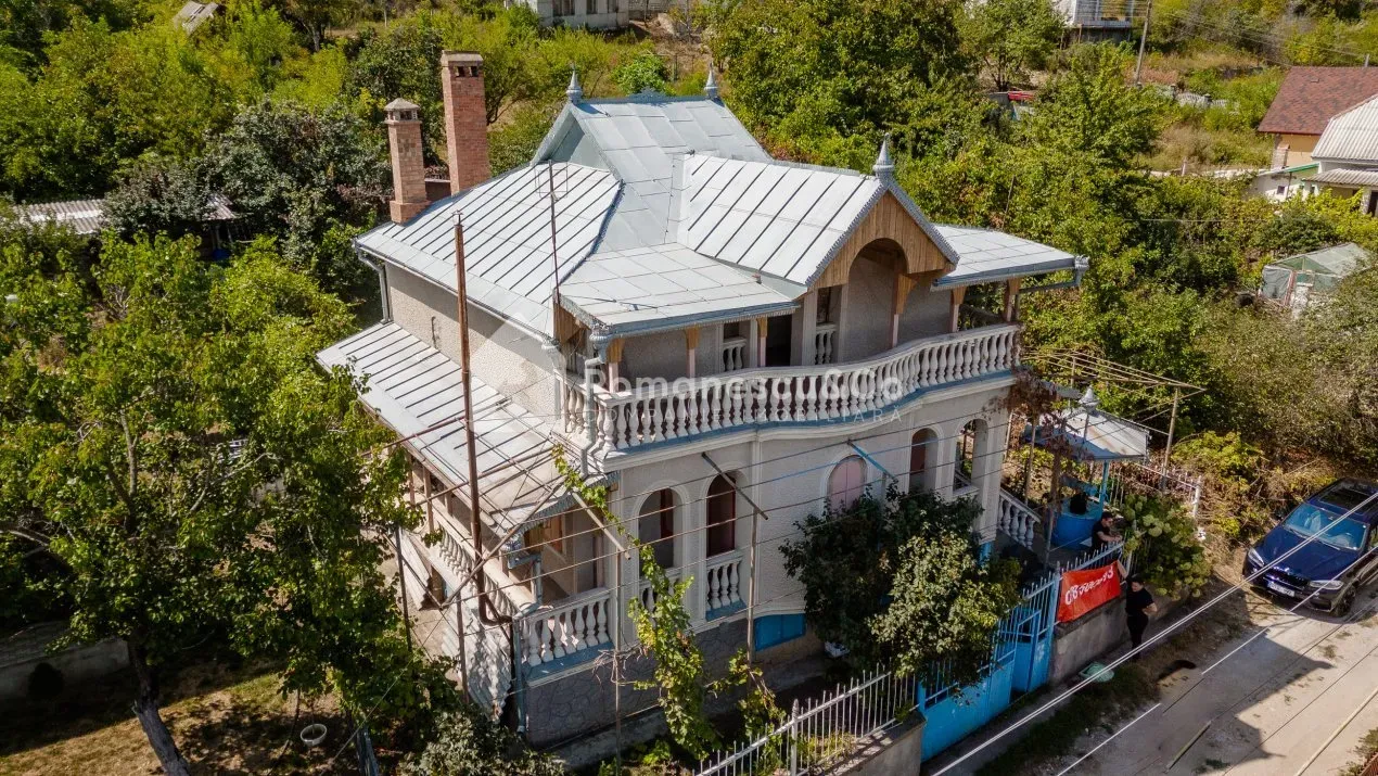2-etaje casă, 4 camere, 120 m² — Imagine 1
