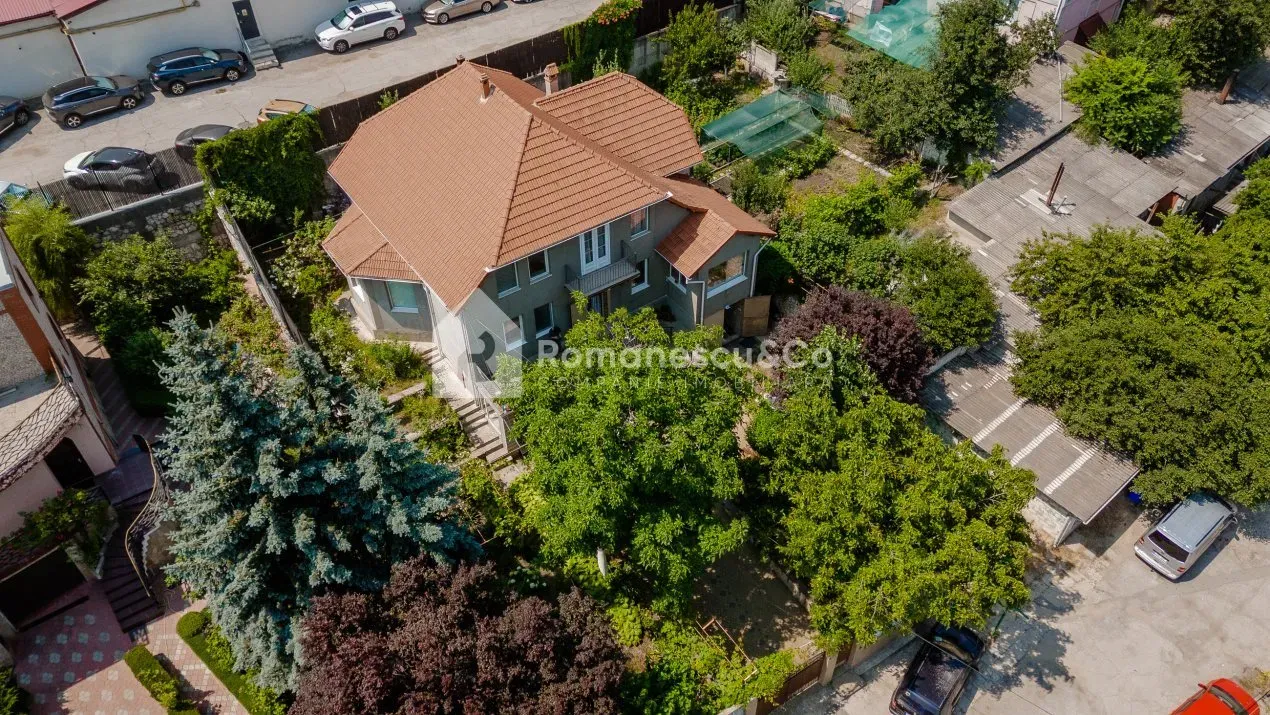 3-etaje casă, 7 camere, 280.5 m² — Imagine 1
