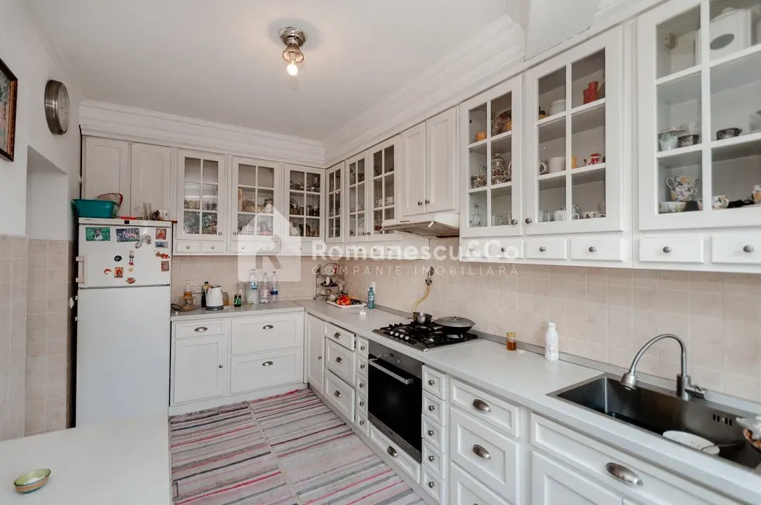 3-etaje casă, 7 camere, 280.5 m² — Imagine 2