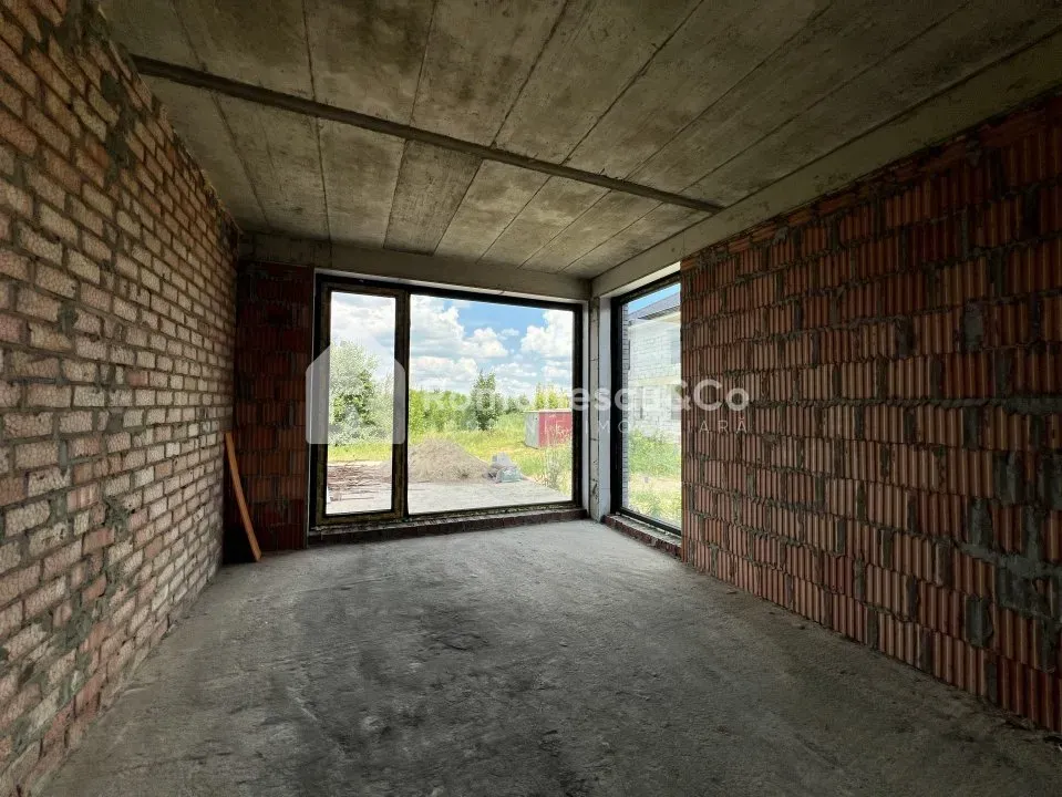 2-etaje casă, 4 camere, 230.5 m² — Imagine 2