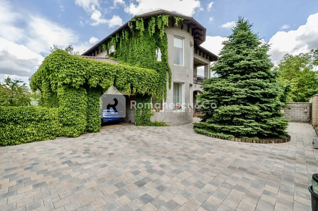 3-etaje casă, 4 camere, 200 m² — Imagine 1