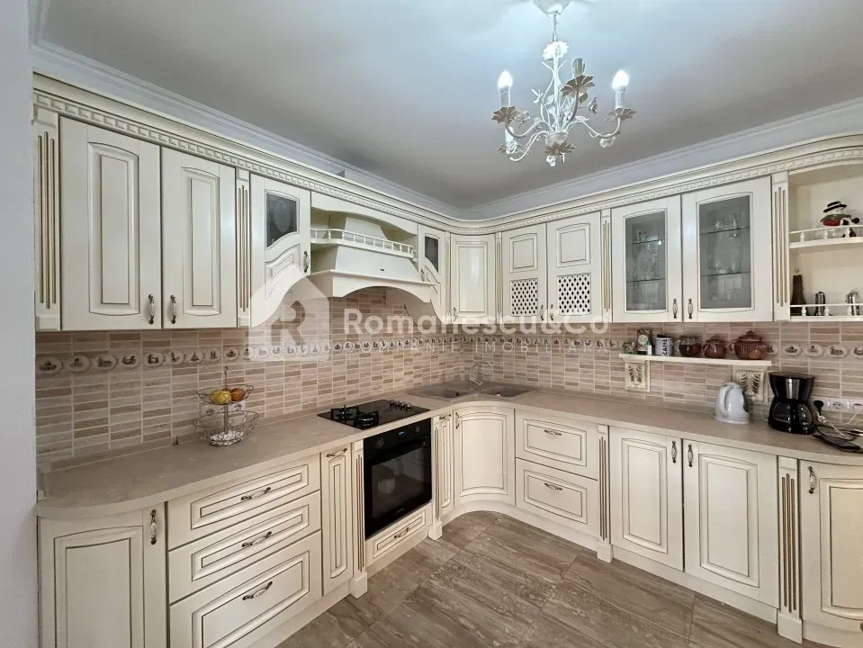 4-floor house, 8 rooms, 340 m² — Image 2