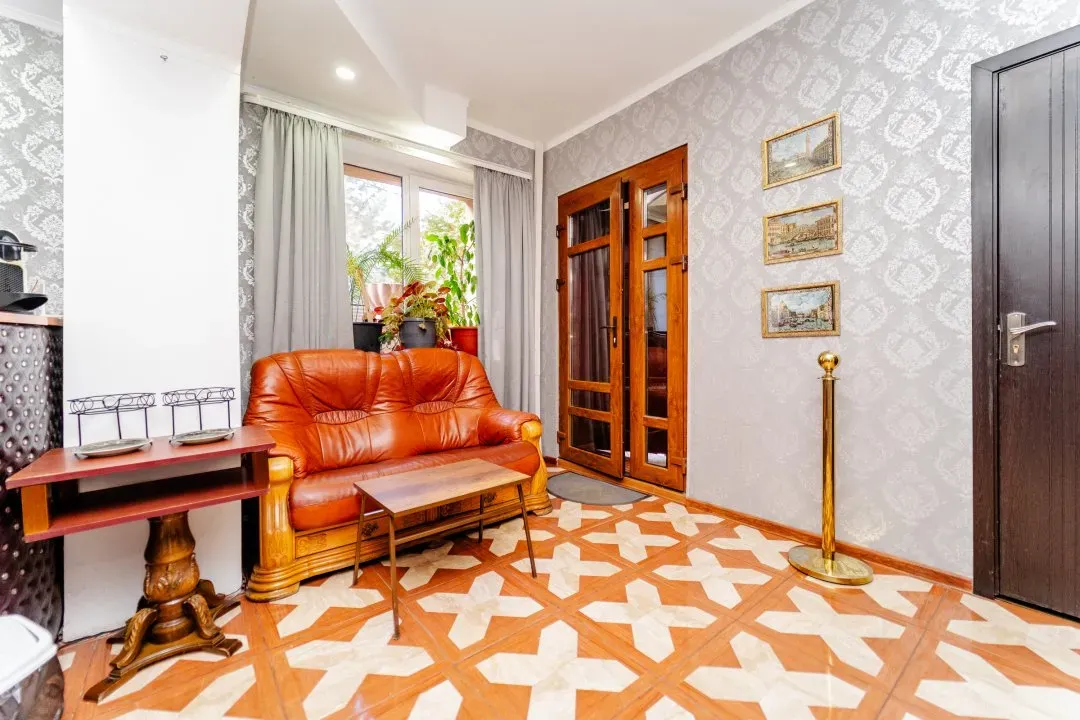 3-этажный дом, 10 комнат, 520 м² — Изображение 2