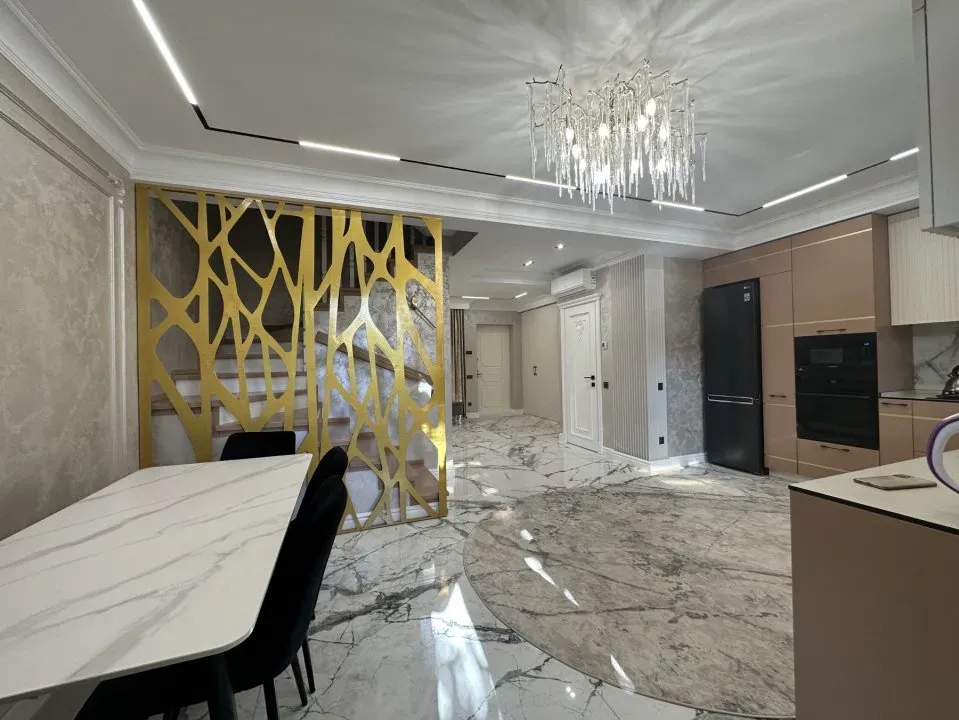 3-этажный дом, 4 комнаты, 200 м² — Изображение 2