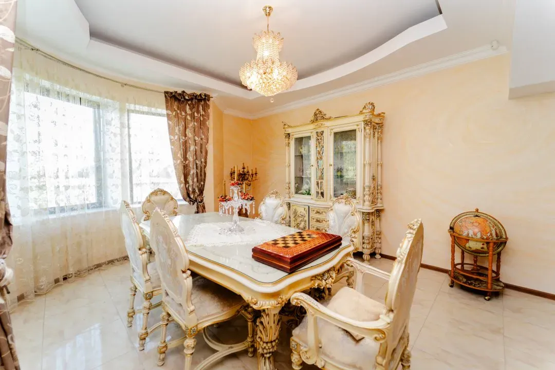 3-floor house, 7 rooms, 353 m² — Image 4