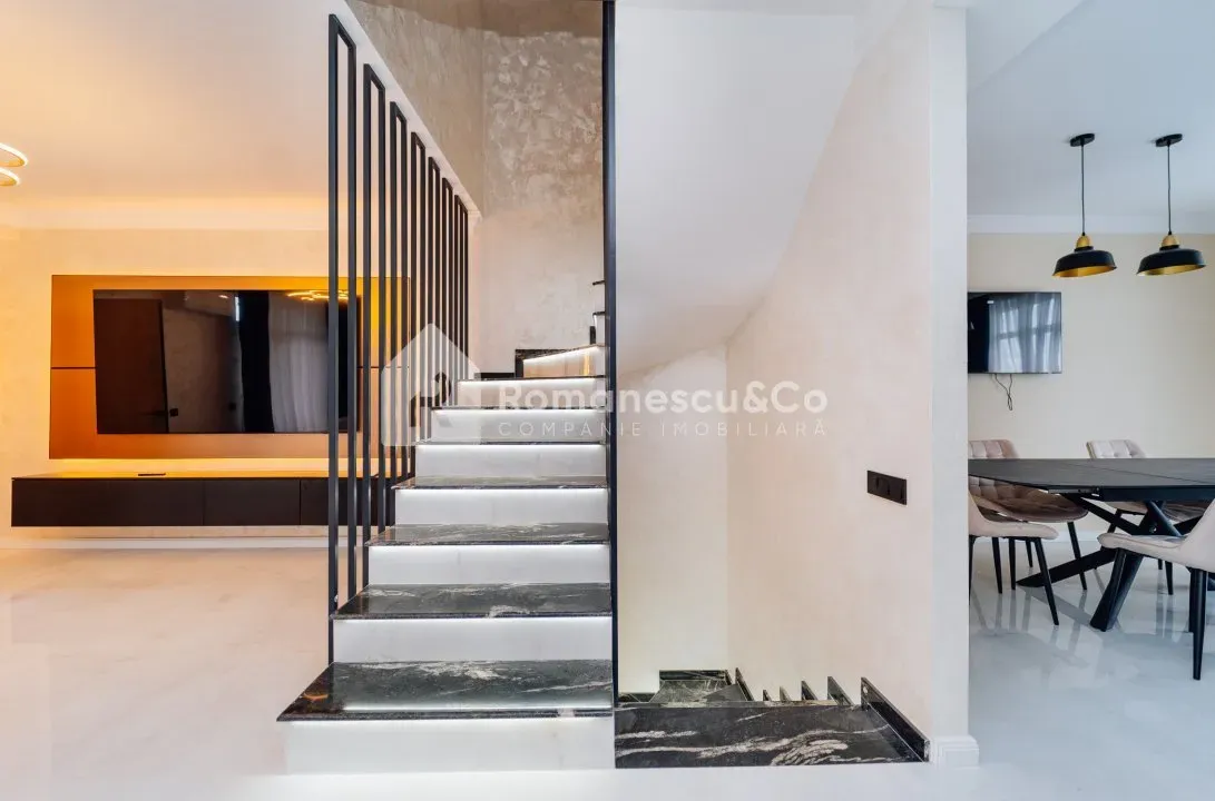 3-этажный дом, 3 комнаты, 220 м² — Изображение 1