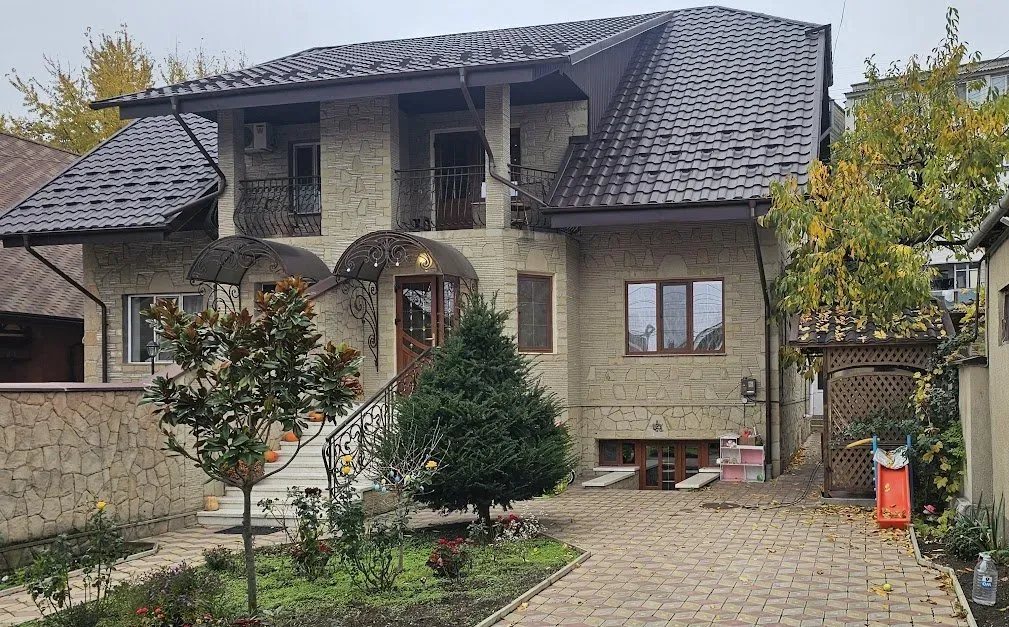 3-этажный дом, 4 комнаты, 210 м² — Изображение 1