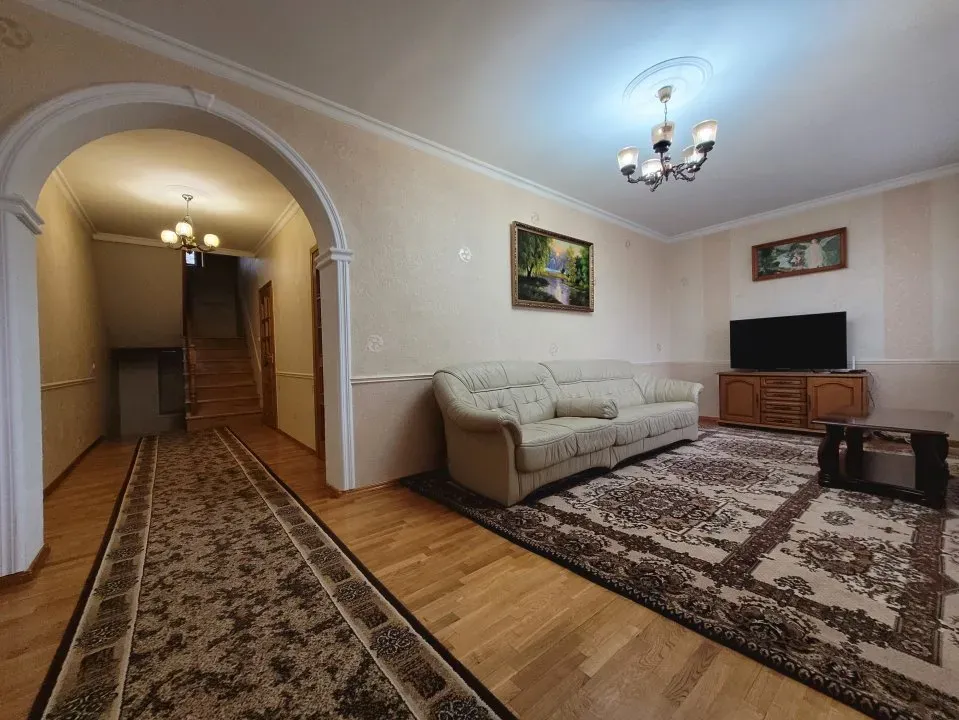 3-этажный дом, 4 комнаты, 210 м² — Изображение 3