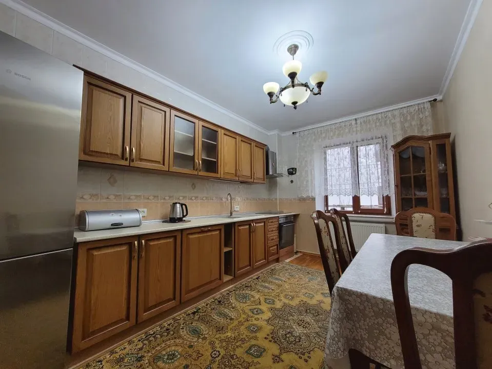3-этажный дом, 4 комнаты, 210 м² — Изображение 2
