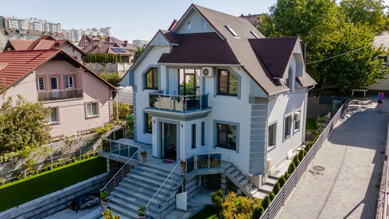 3-этажный дом, 4 комнаты, 180 м² — Изображение 1