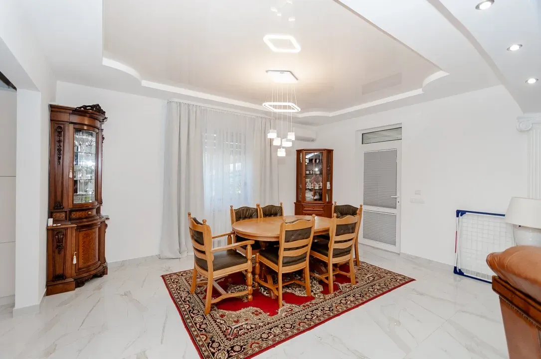 3-этажный дом, 4 комнаты, 180 м² — Изображение 4