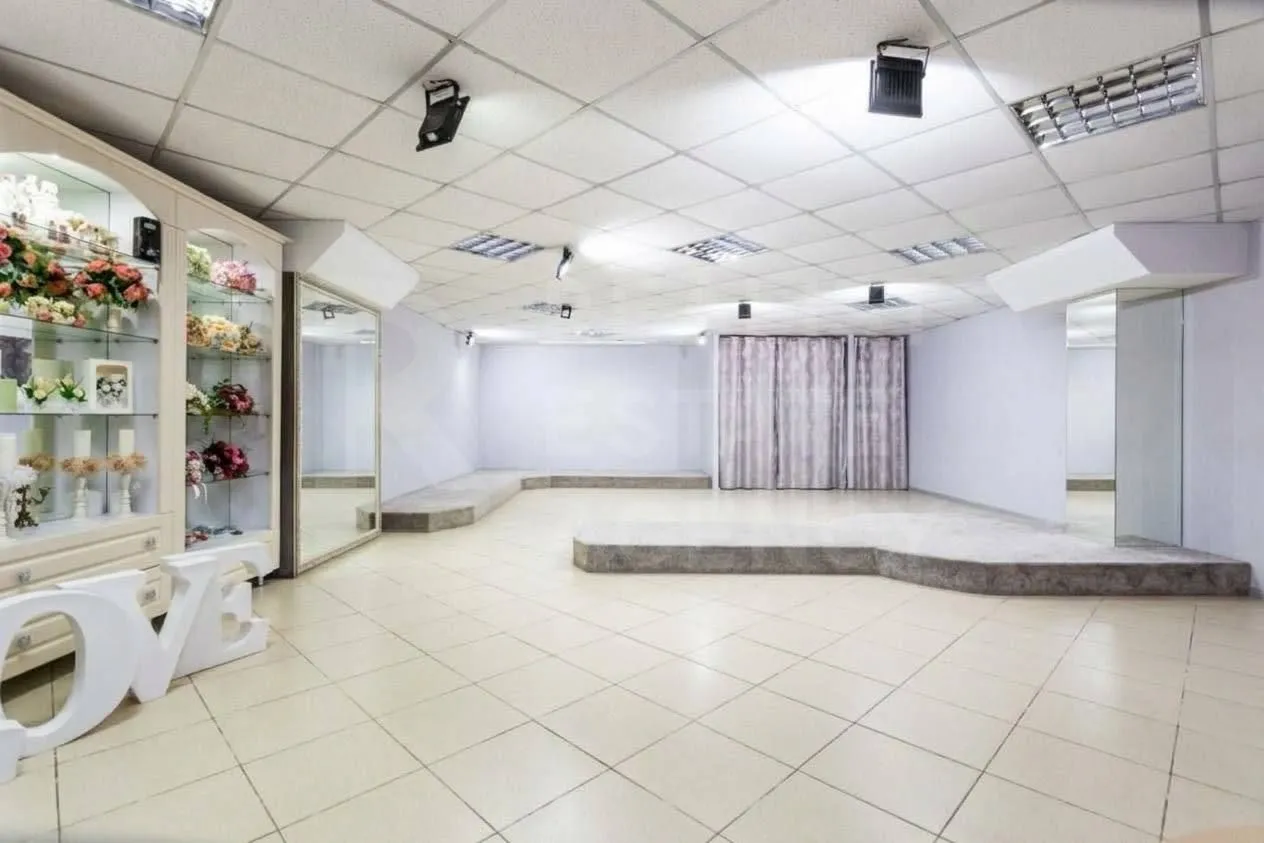 Spațiu comercial, 215 m² — Imagine 1
