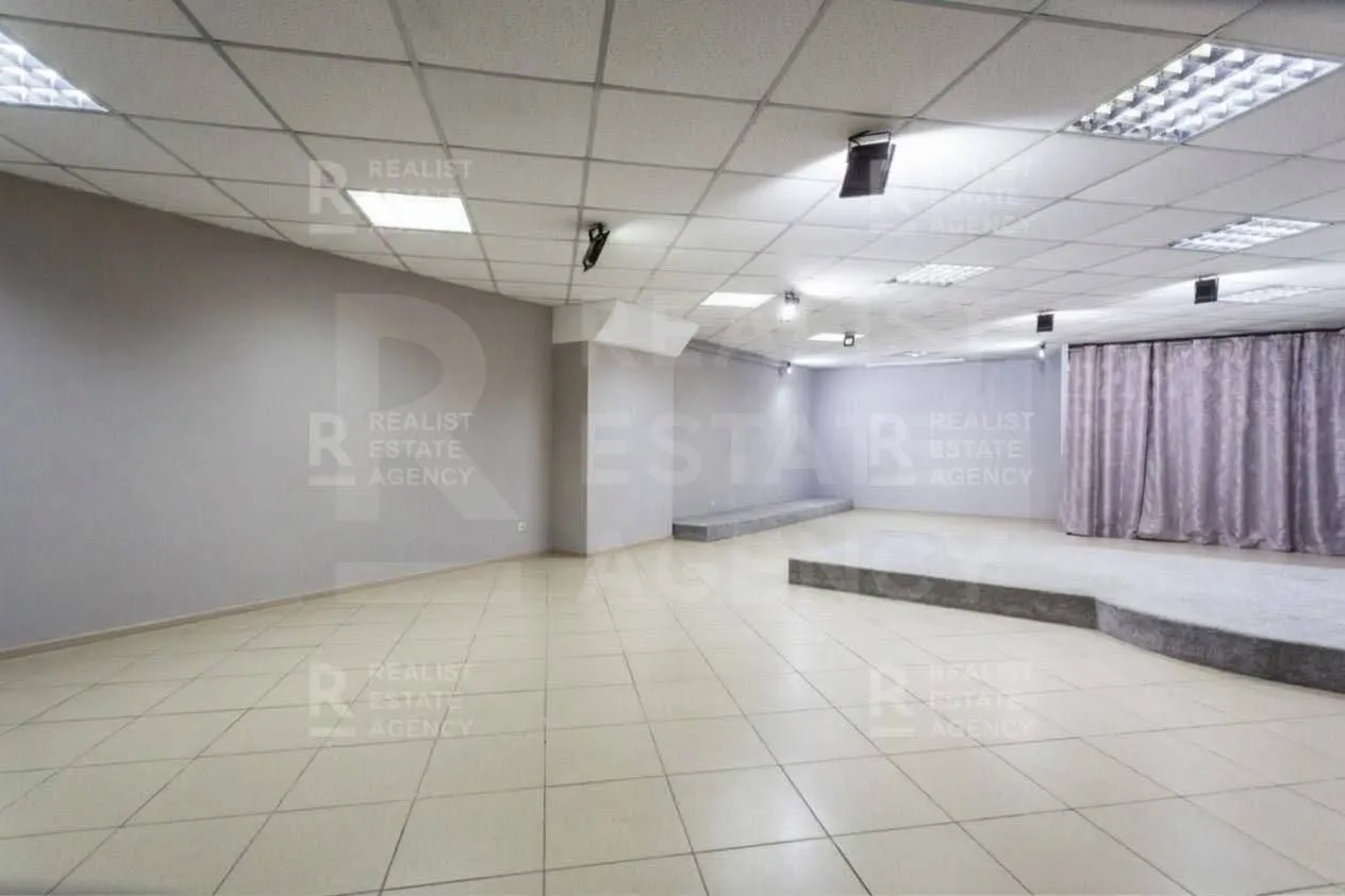 Trade space, 1 400 m² — Image 1