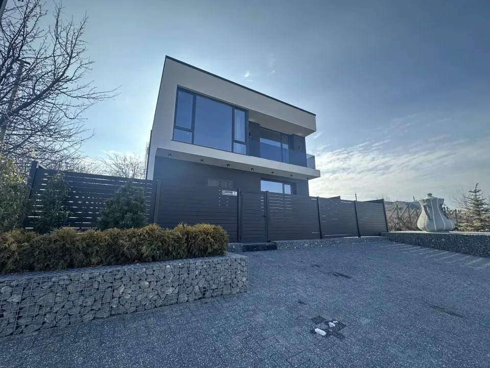 3-этажный дом, 3 комнаты, 160 м² — Изображение 1