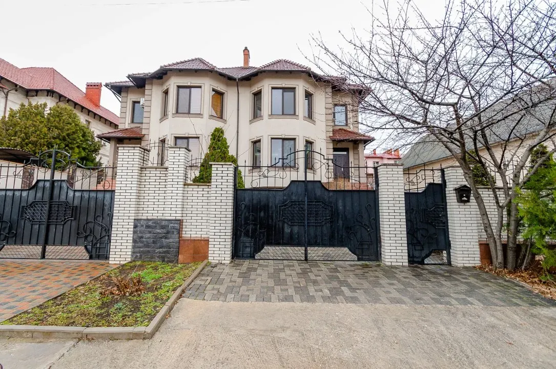 4-этажный дом, 3 комнаты, 320 м² — Изображение 1