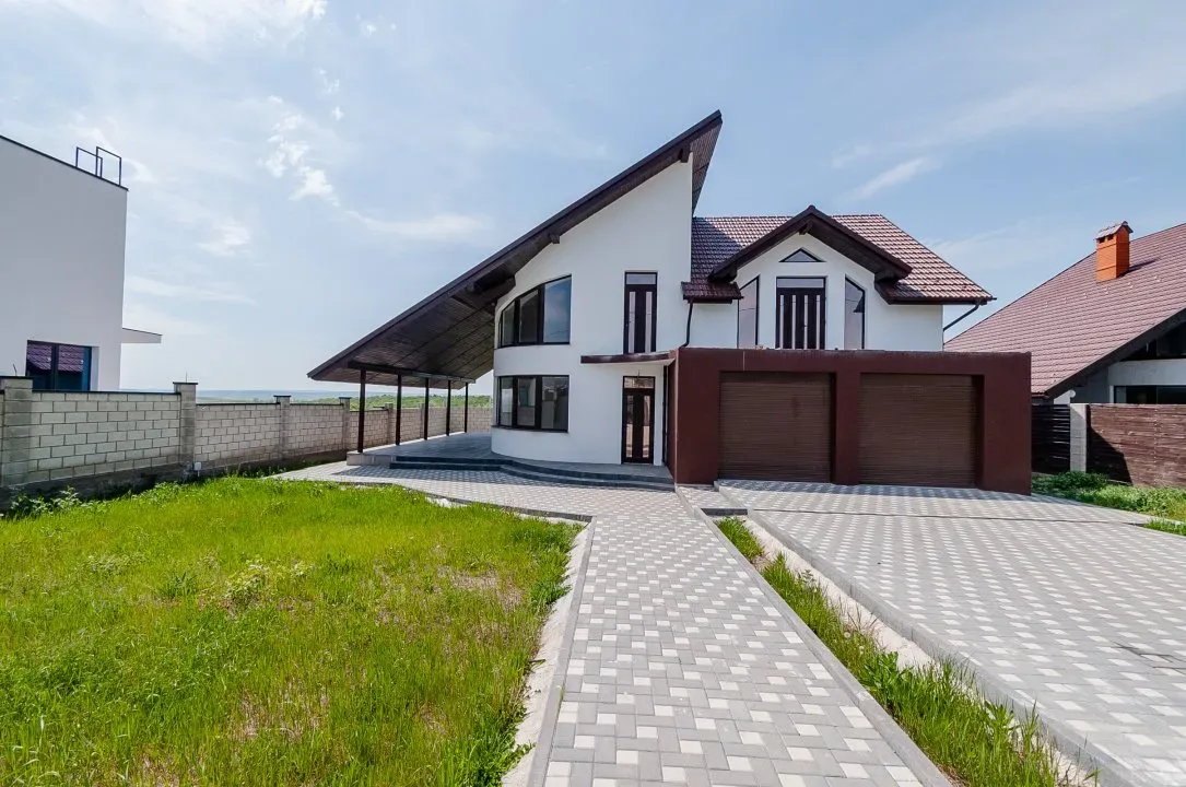 2-этажный дом, 4 комнаты, 220 м² — Изображение 1