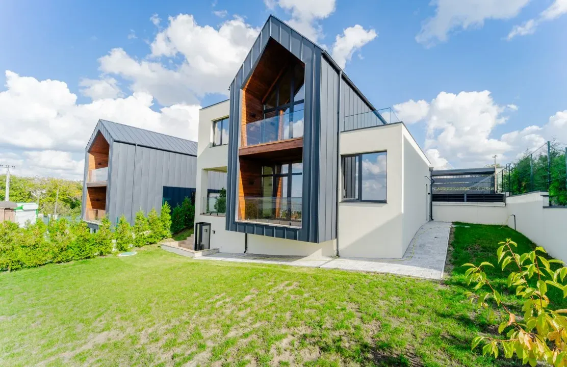 2-этажный дом, 3 комнаты, 210 м² — Изображение 1