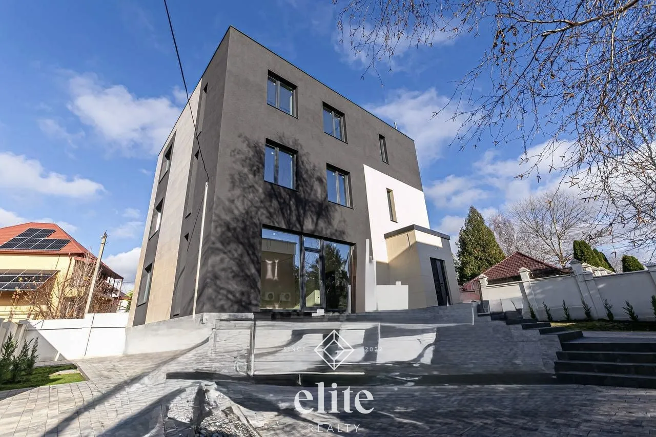 3-etaje casă, 5 camere, 400 m² — Imagine 1