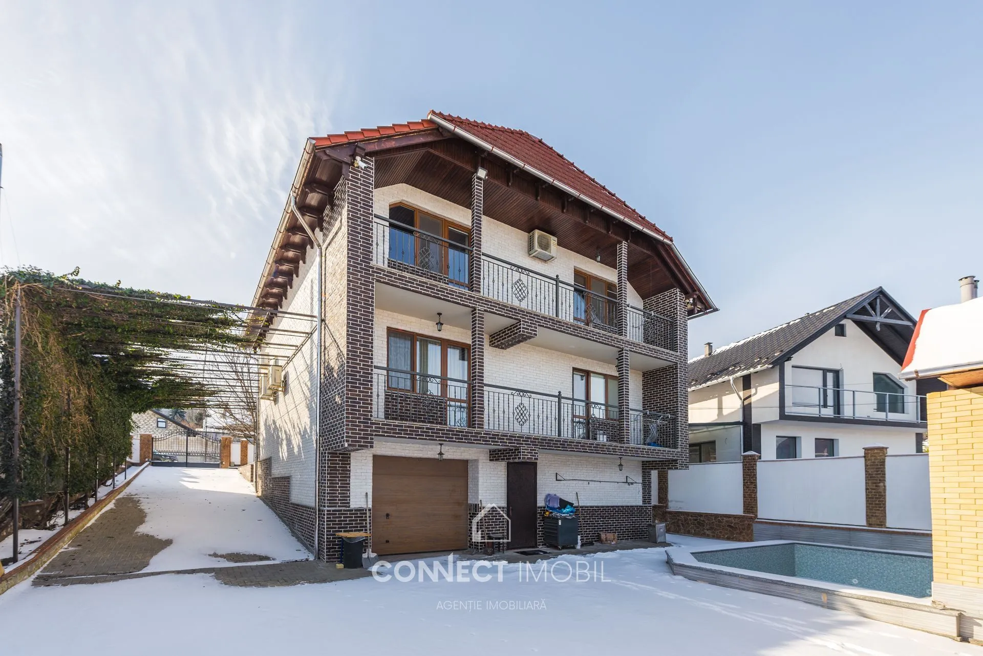 3-floor house, 300 m² — Image 1