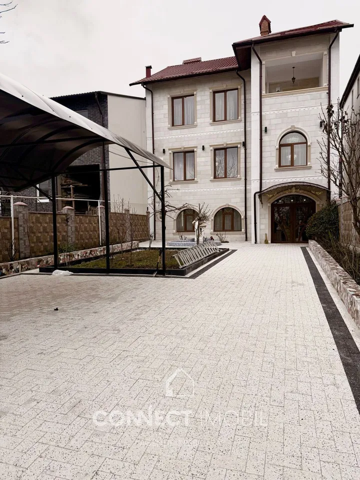 3-floor house, 350 m² — Image 1