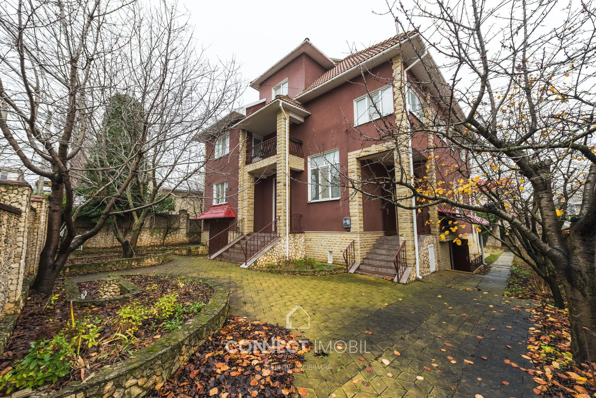 3-floor house, 200 m² — Image 1
