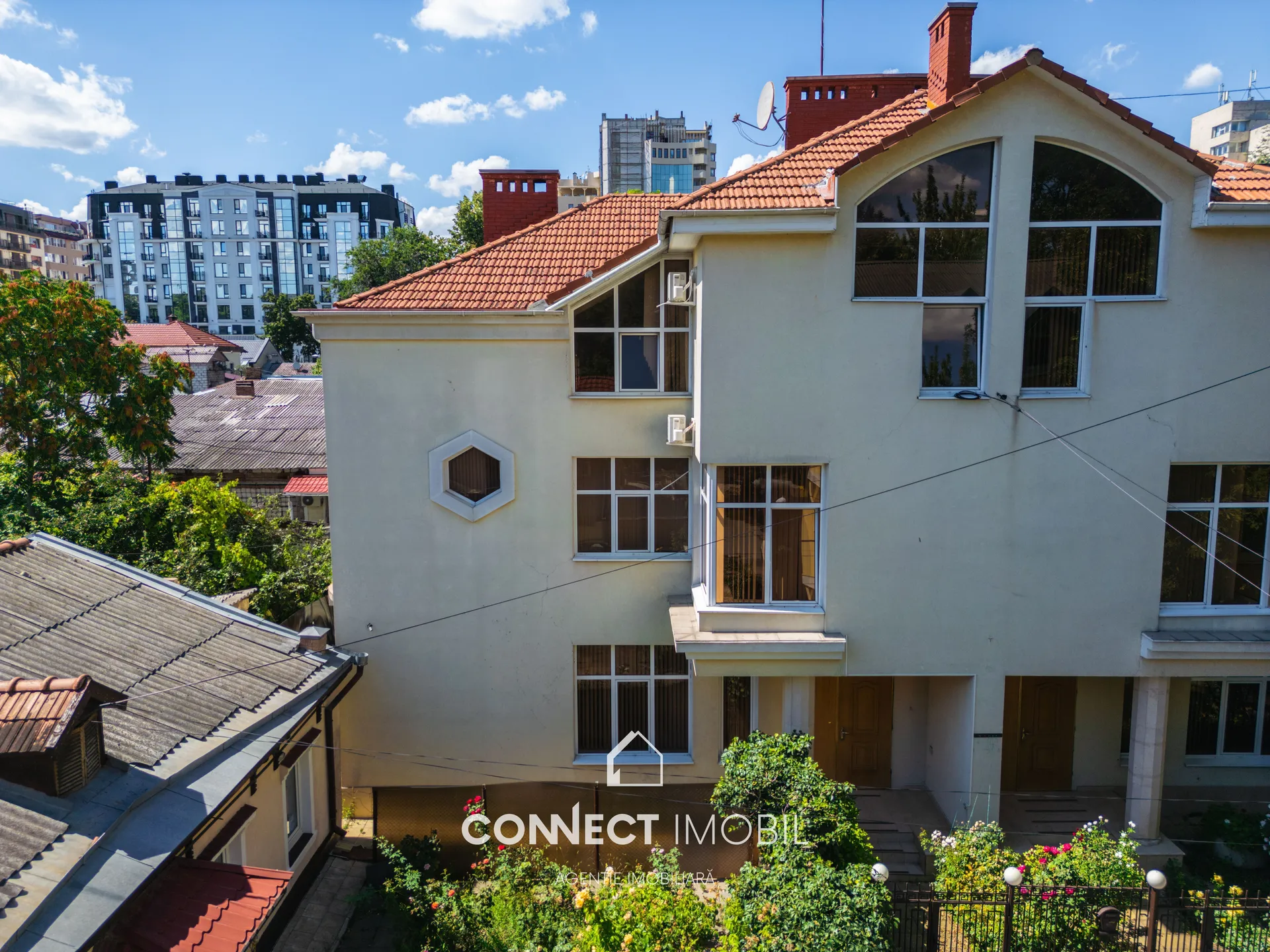 3-этажный дом, 336 м² — Изображение 1