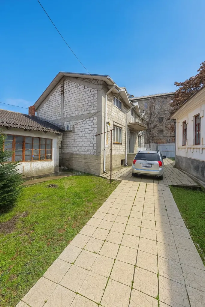 3-floor house, 212.7 m² — Image 1