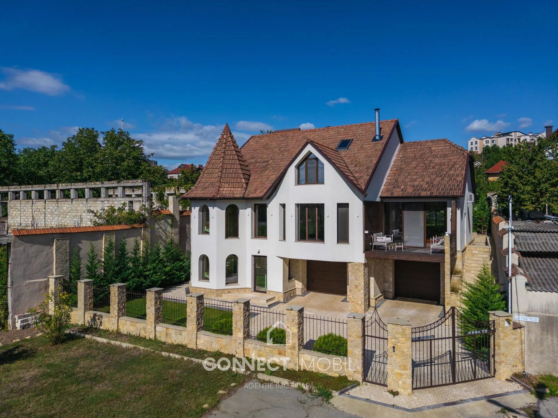 3-floor house, 500 m² — Image 1