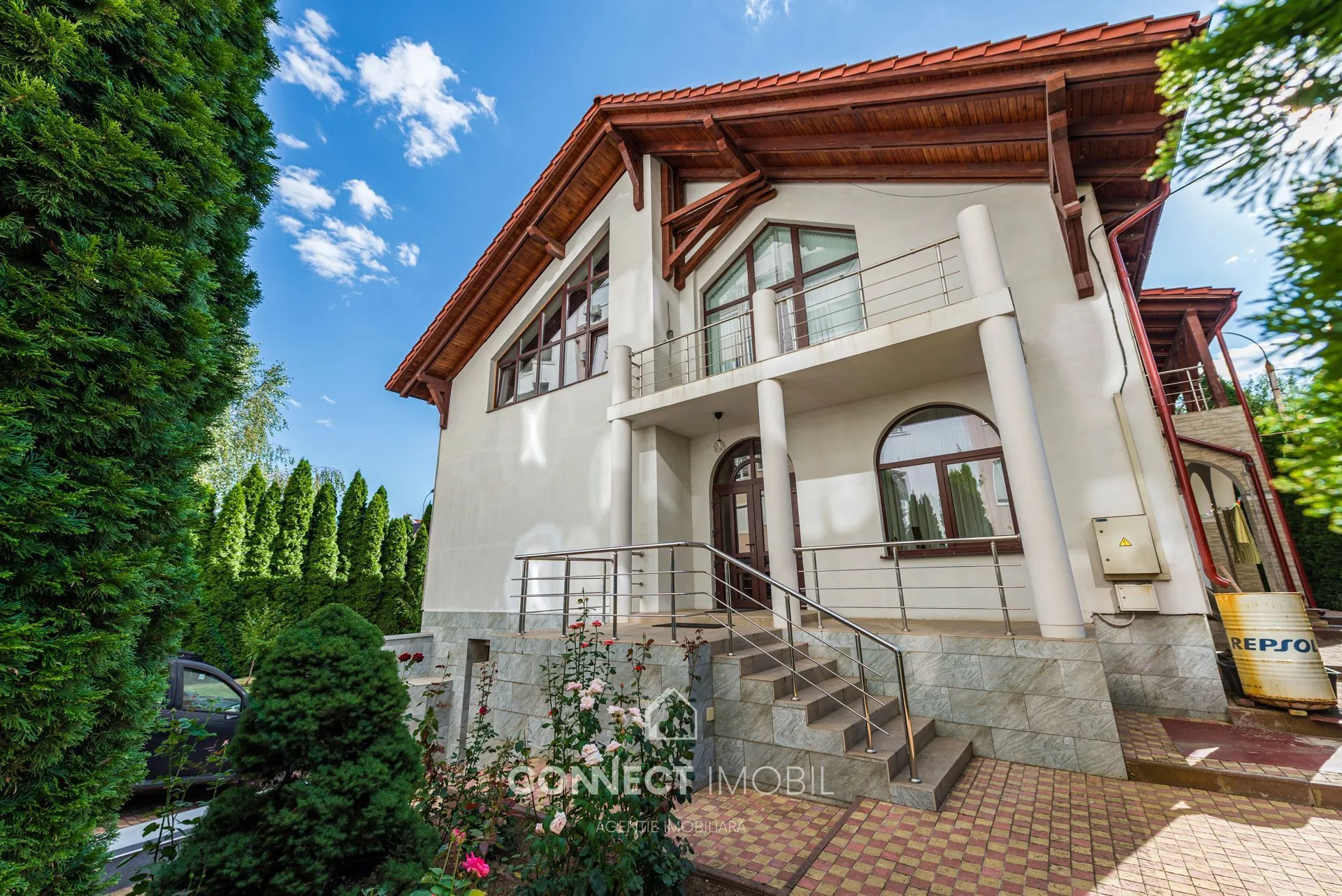 3-floor house, 550 m² — Image 1