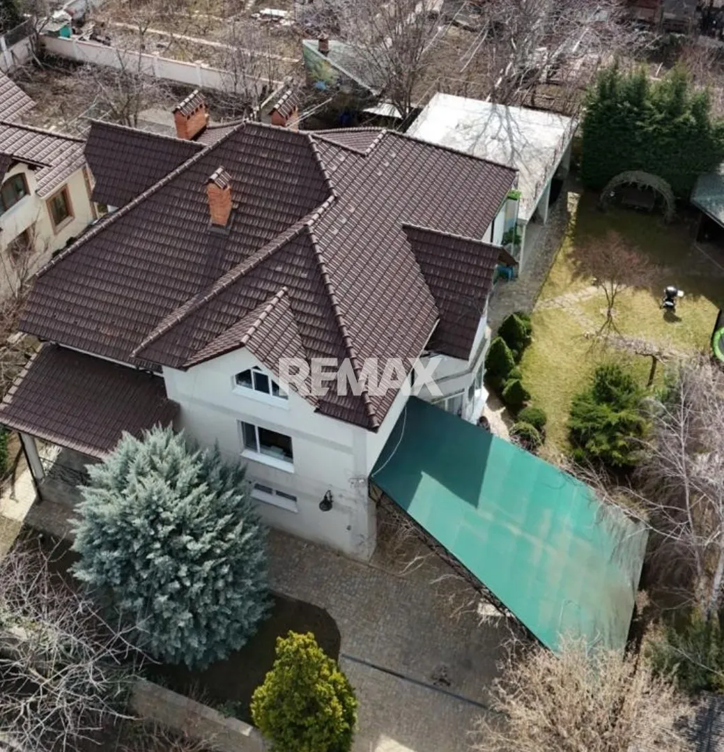 3-floor house, 380 m² — Image 1