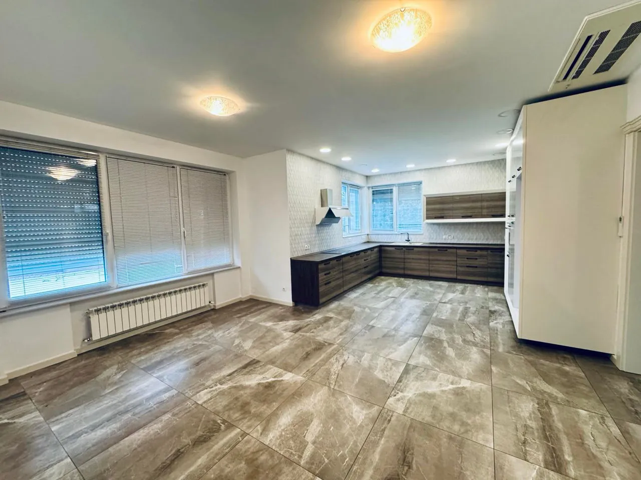 3-etaje casă, 400 m² — Imagine 2