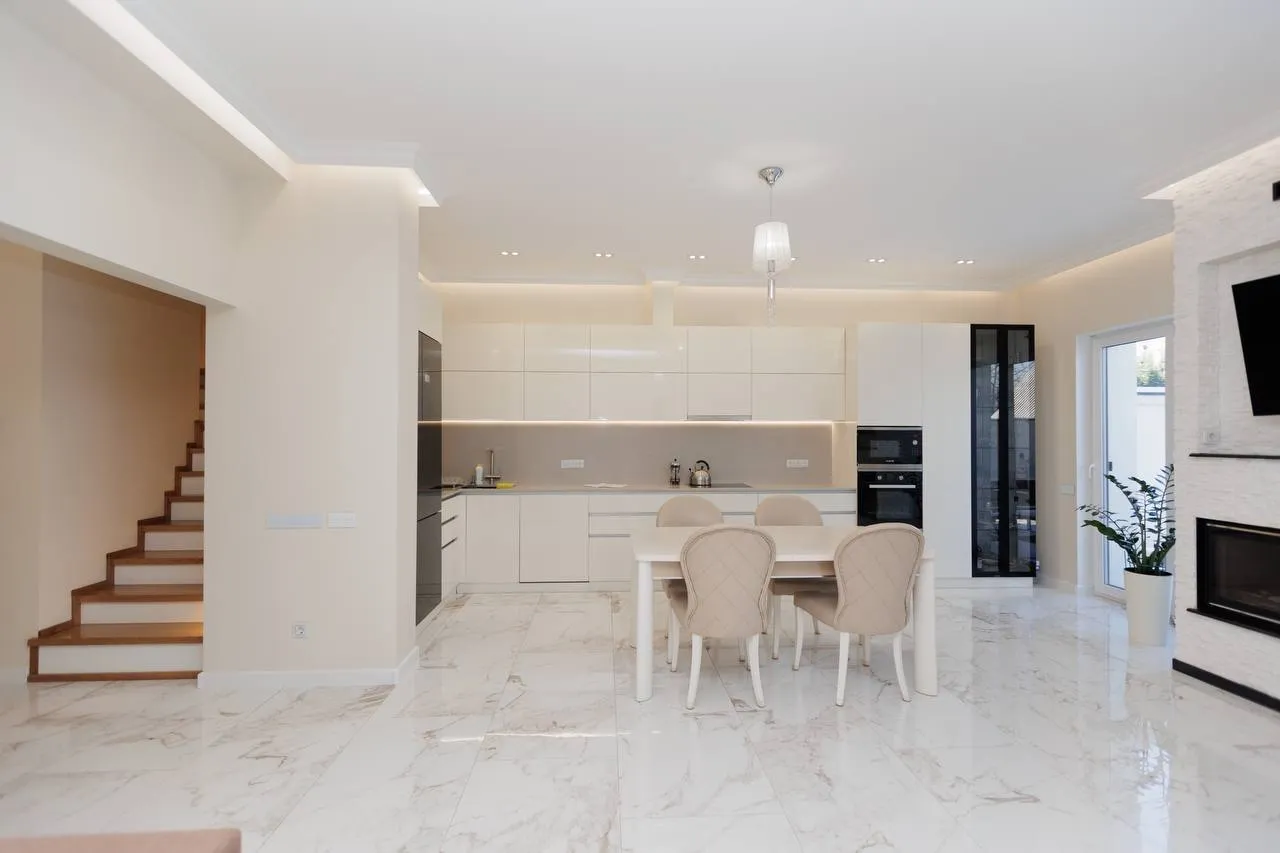 2-floor house, 200 m² — Image 2