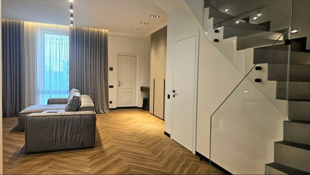 3-этажный дом, 240 м² — Изображение 1