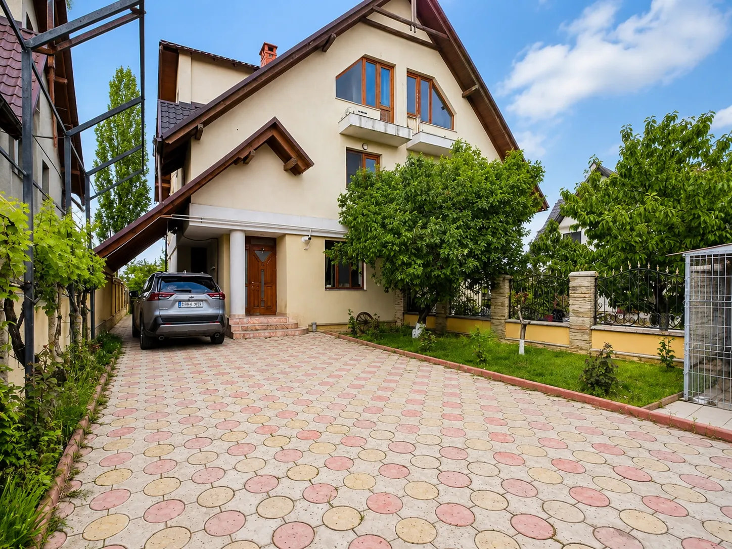 3-etaje casă, 220 m² — Imagine 1
