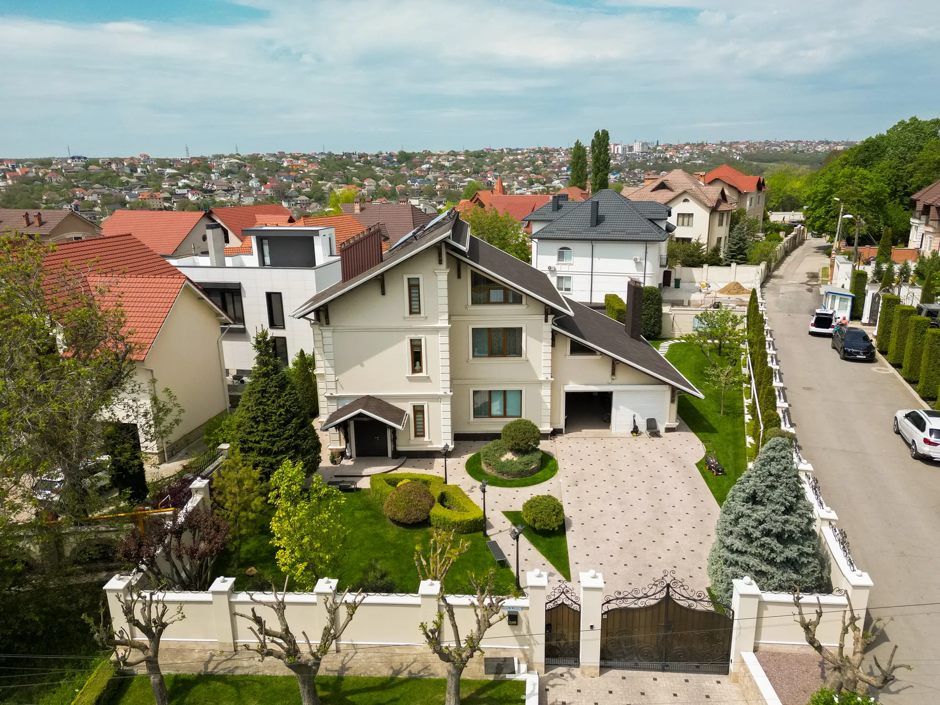 3-floor house, 230 m² — Image 1