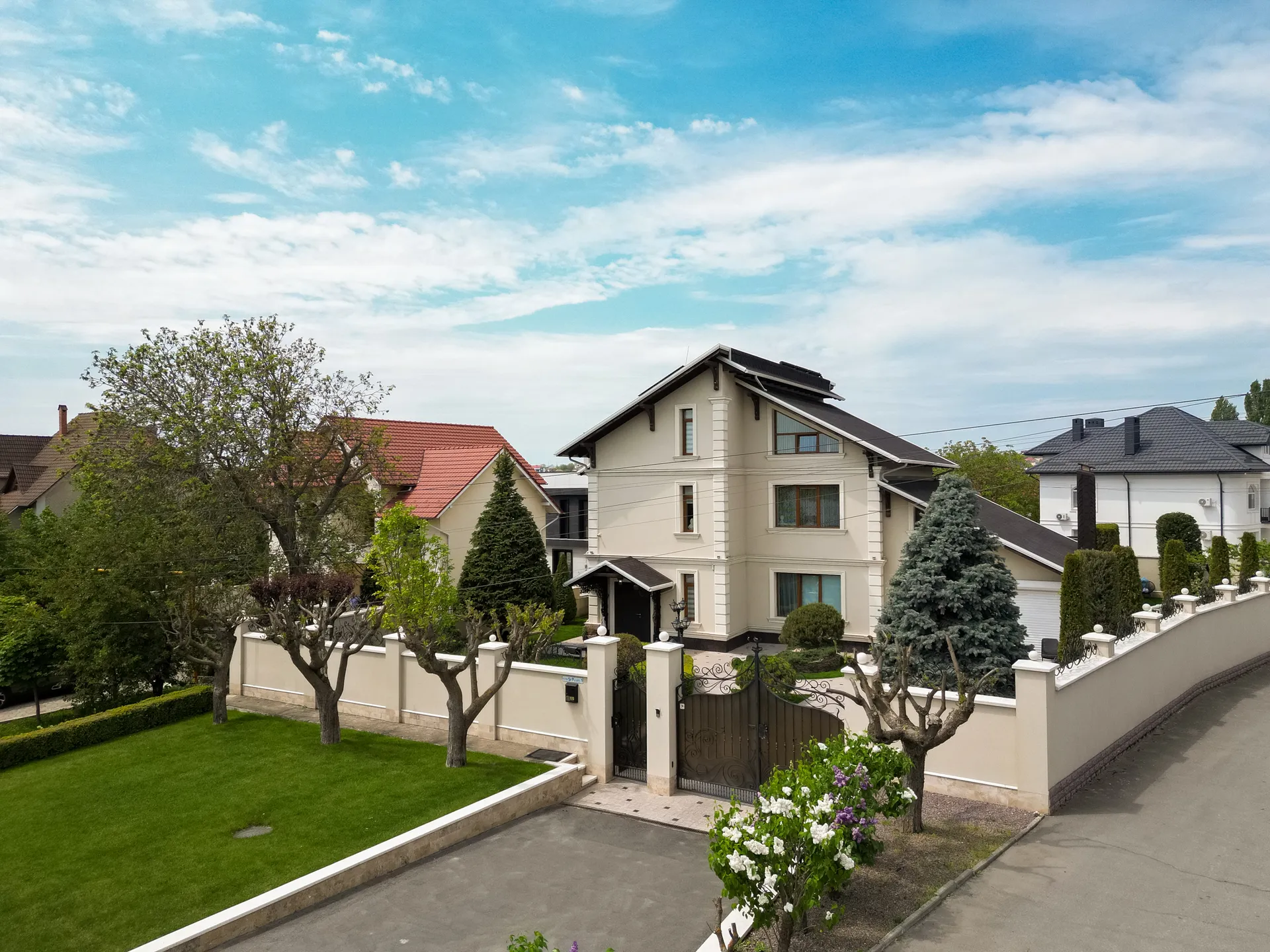 3-floor house, 230 m² — Image 2