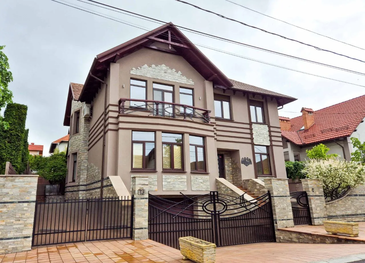 3-этажный дом, 280 м² — Изображение 1