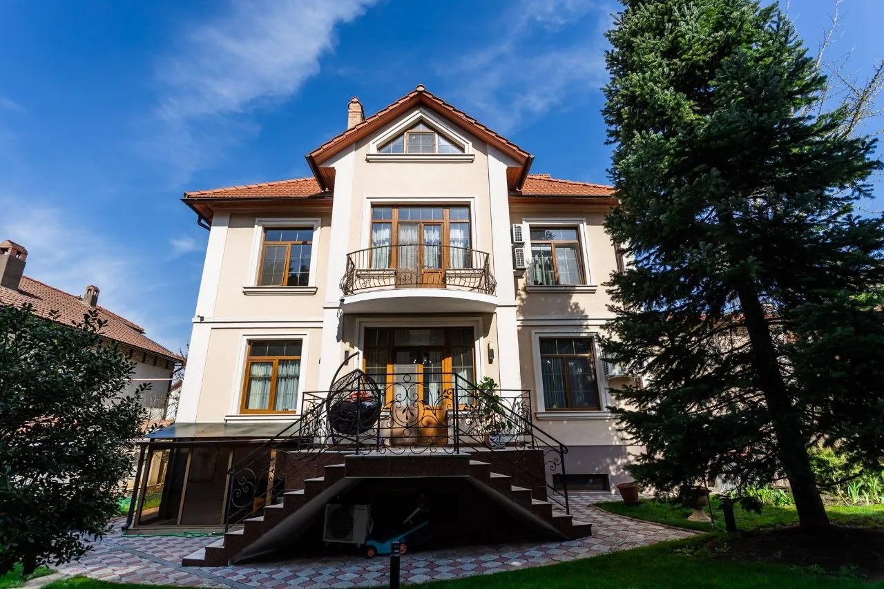 3-этажный дом, 240 м² — Изображение 1
