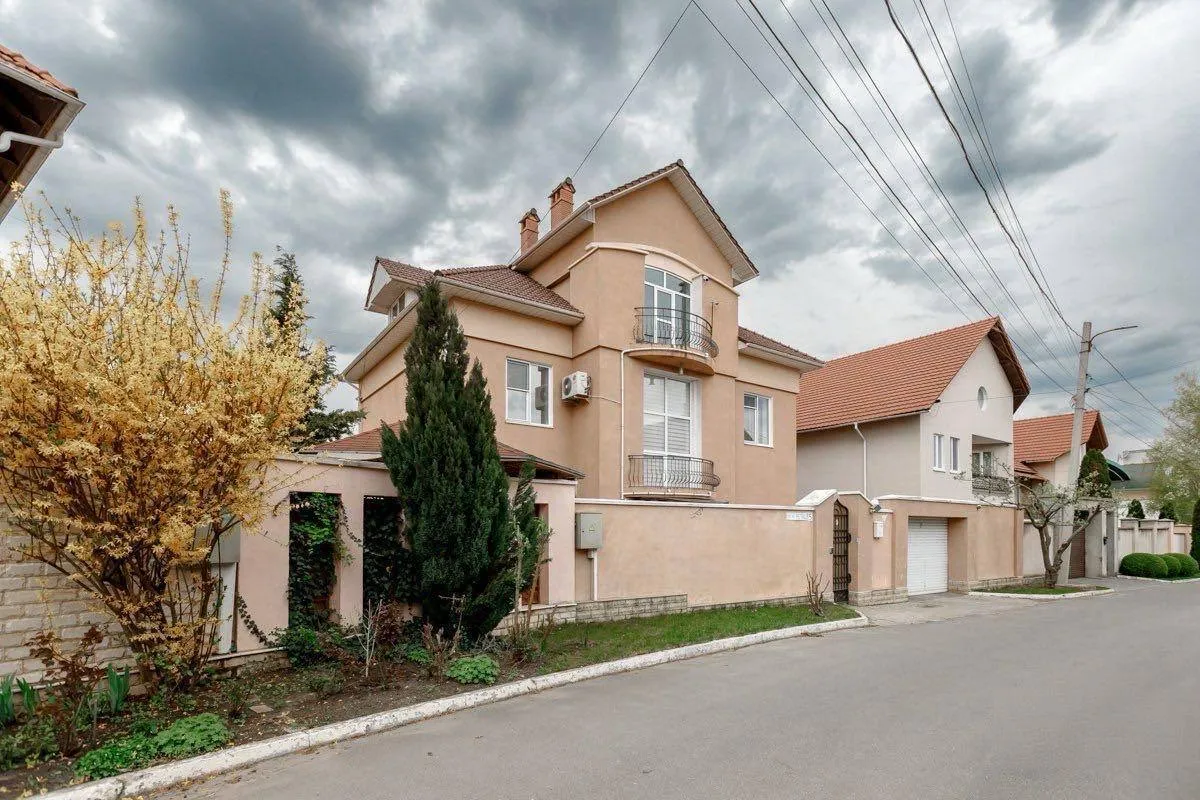 3-floor house, 280 m² — Image 1