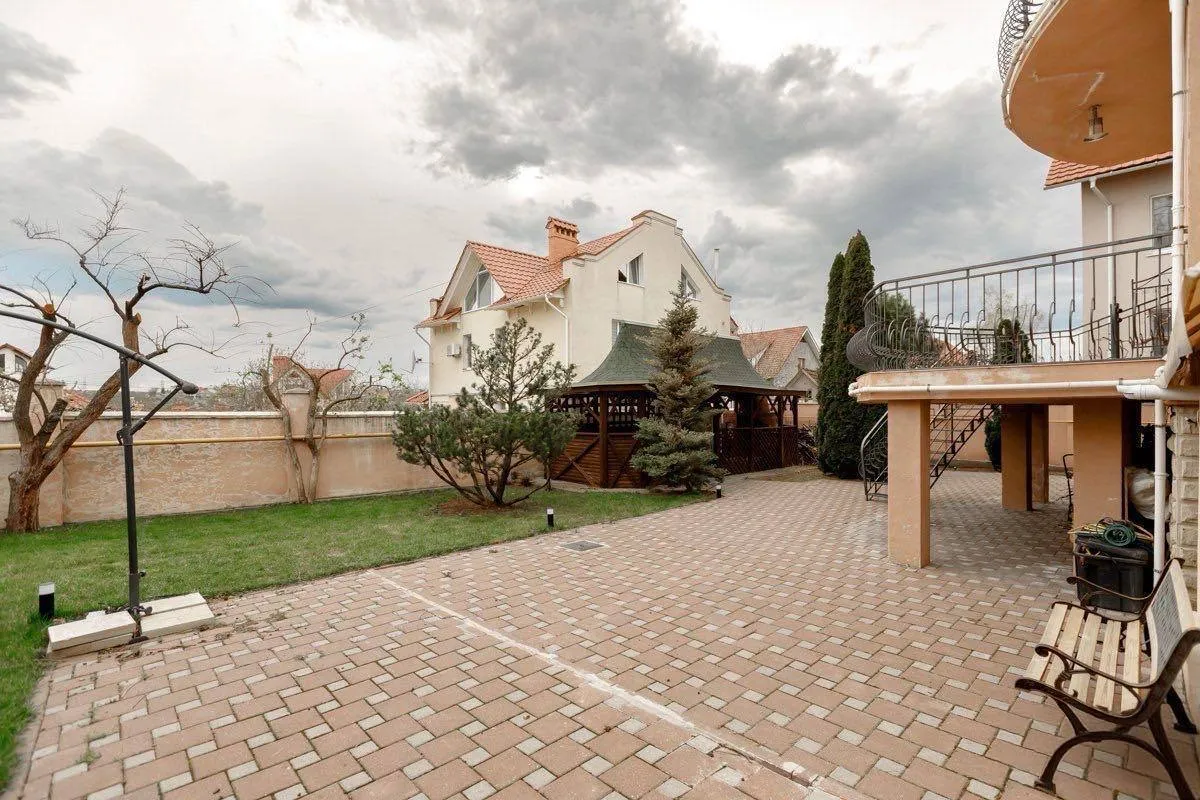 3-floor house, 280 m² — Image 2
