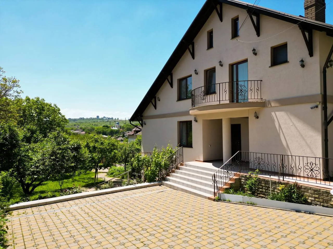 3-etaje casă, 350 m² — Imagine 1