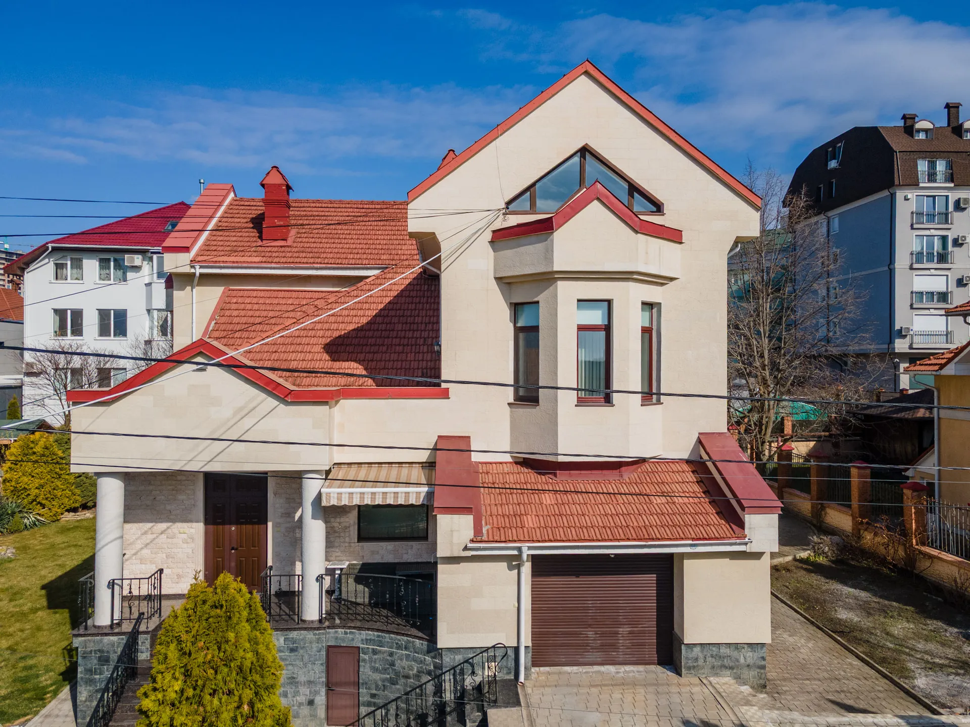 4-floor house, 560 m² — Image 1