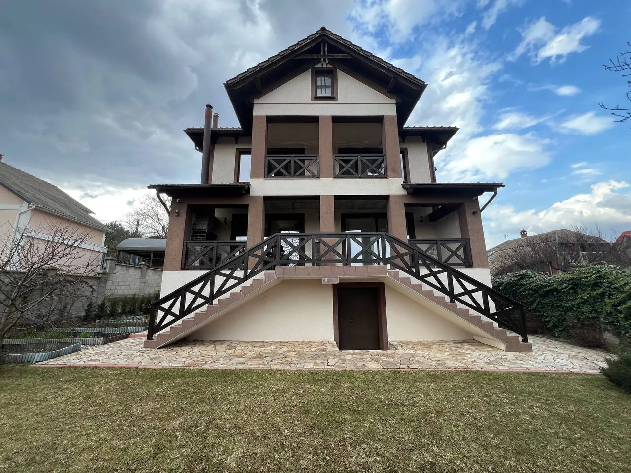 3-этажный дом, 190 м² — Изображение 1